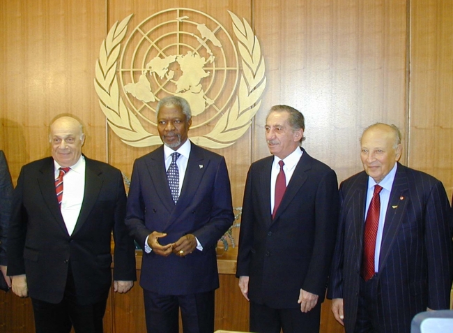Birleşmiş Milletlerde 2004’te yapılan 3’lü Kıbrıs görüşmelerinden bir kare. Fotoğrafta, ilk toplantıya katılan BM Genel Sekreteri Kofi Annan, KKTC Cumhurbaşkanı Rauf Denktaş, Rum Yönetimi Lideri Tasos Papadopulos ve eski Rum Yönetimi Lideri Glafkos Klerides görülüyor. Fotoğraf: AA
